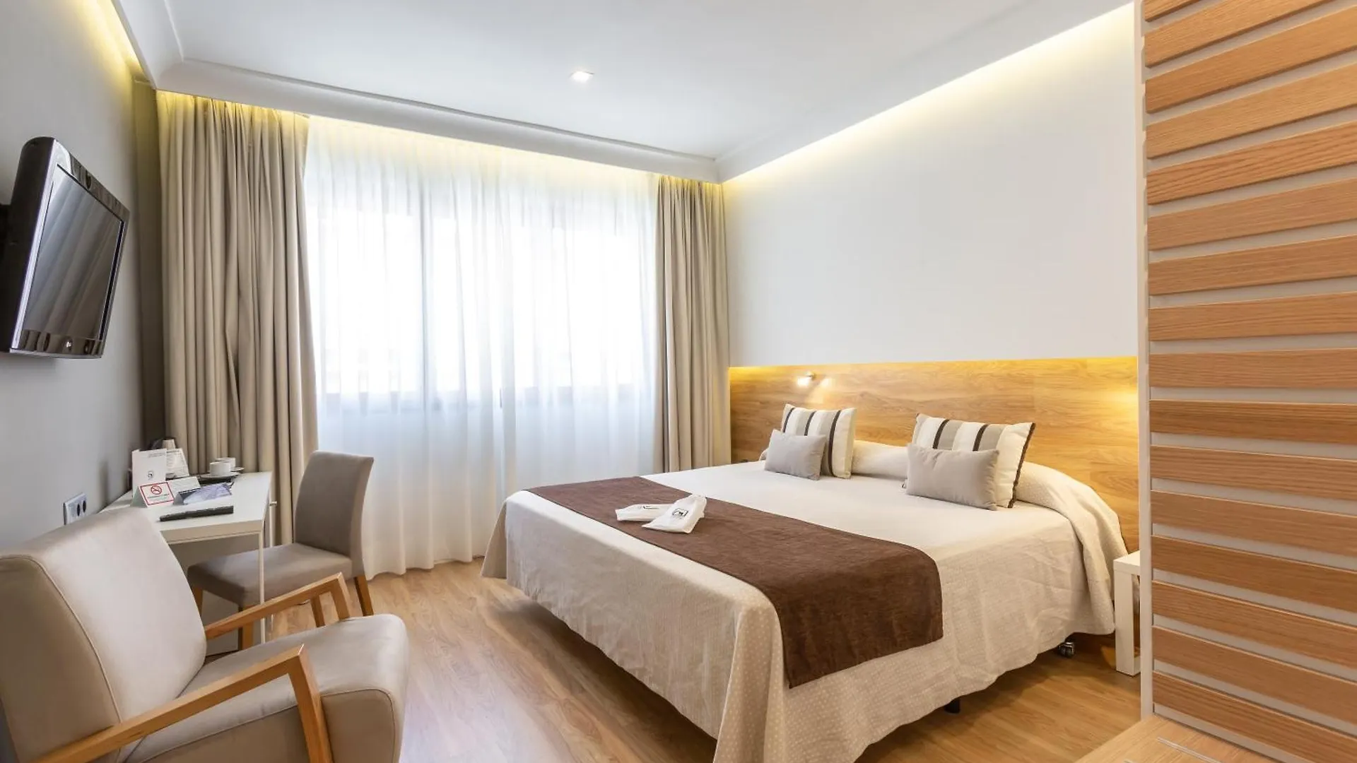 Cerca de la Torre del Oro: 4 Hoteles Céntricos Comparados